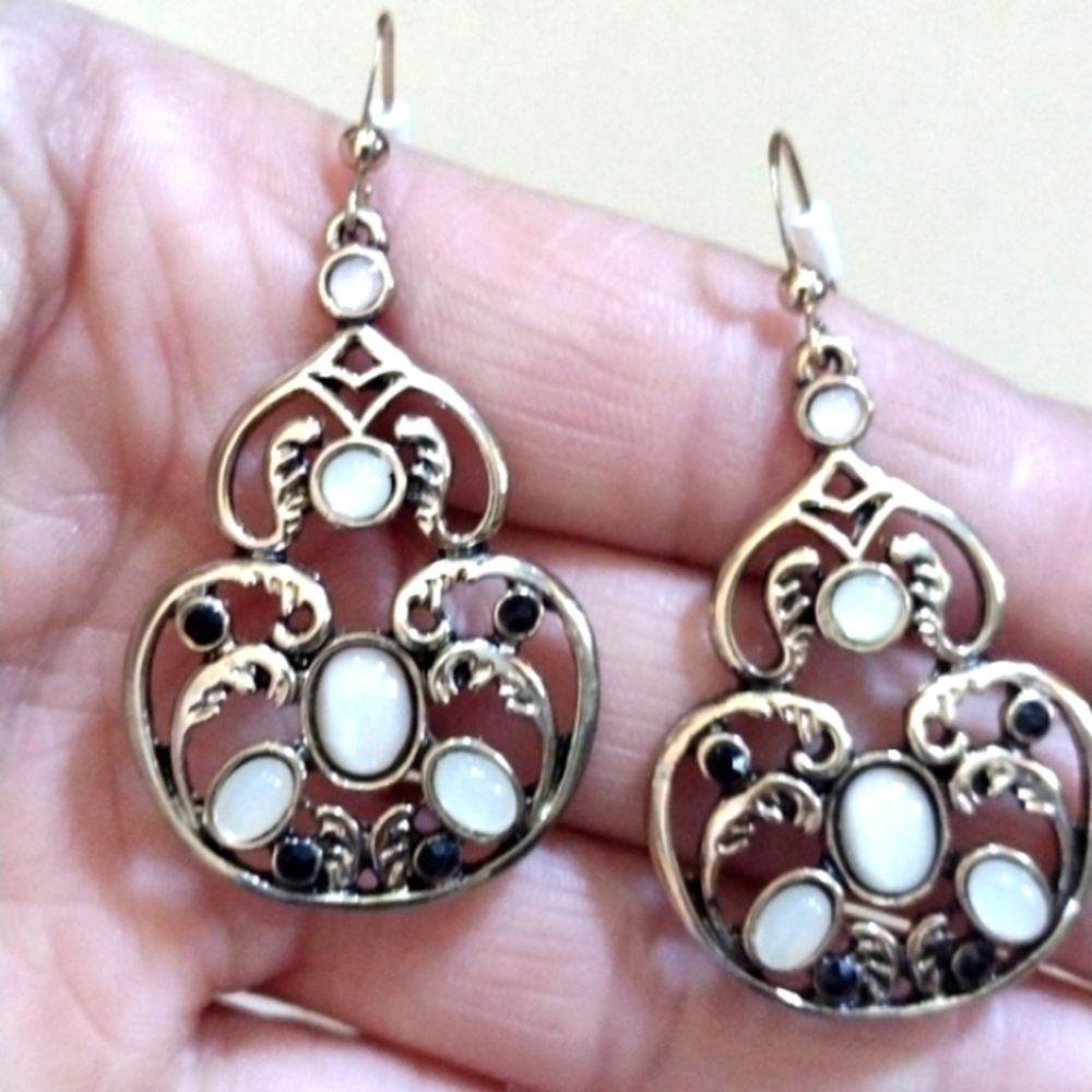 ROSEBUD COLLECTION SILVER CREAM CABOCHON STONE & CRYSTAL HOOK 2" EARRINGS-NWT - Picture 2 of 9